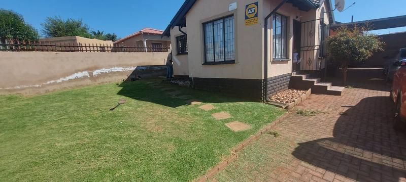 Perfect for newly weds and first time buyers 2 bedroom home for sale in Grobler park.