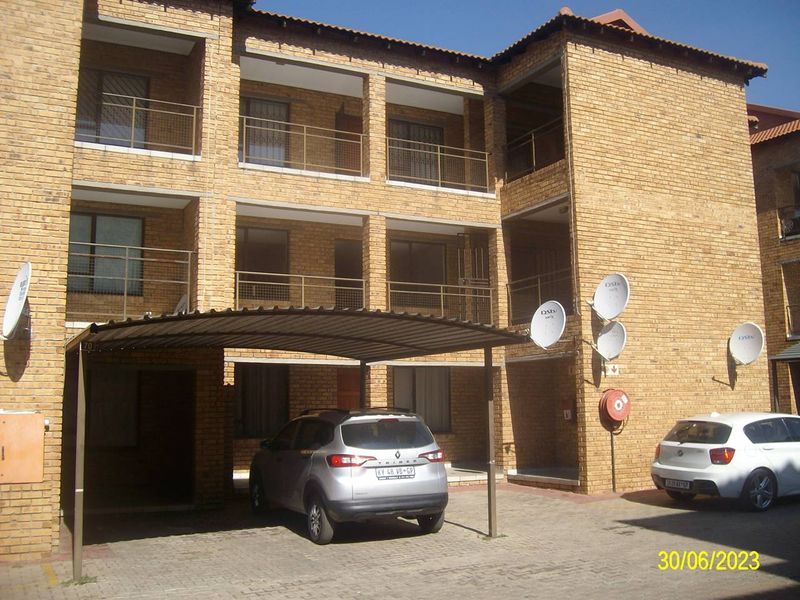 IMMACULATE 3 BEDROOM TOWN HOUSE IN A NEAT AND WELL MANAGED COMPLEX