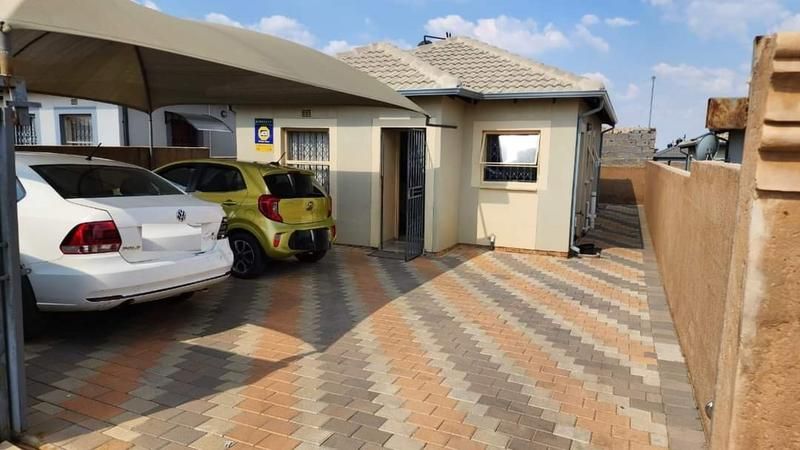 3 bedroom house for sale in clayvile in clayville ext 71 for R980000 negotiable with carport, pav...