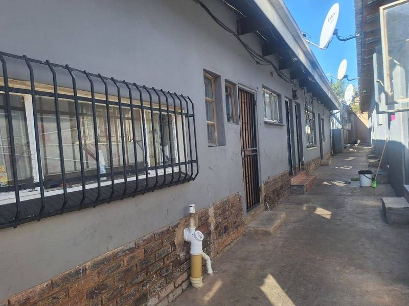 GREAT  INVESTMENT OPPORTUNITY! 52 ROOMS, ERF SIZE 1428m² IN PTA WEST
