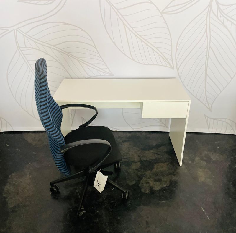 Study desk &#43; ergonomic chair