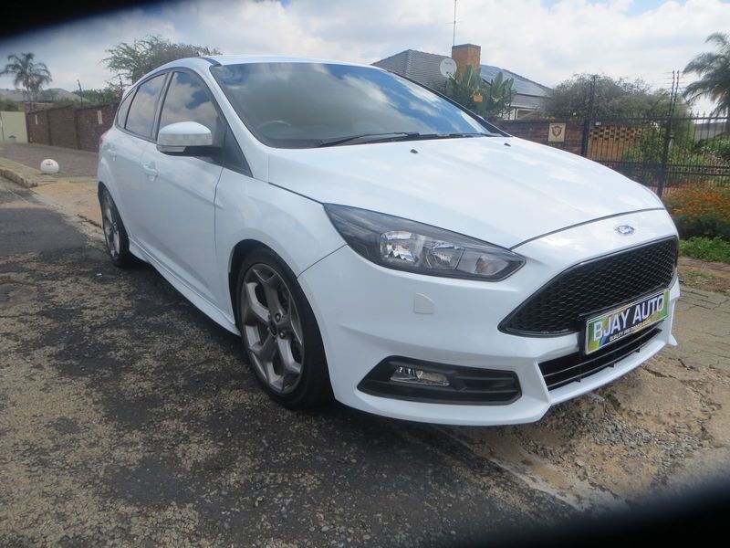 2018 Ford Focus ST 2.0 EcoBoost ST3, White with 89000km available now!