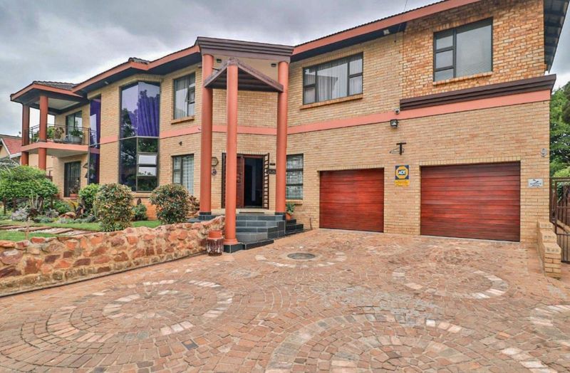 Attractive  6 bedroom House for Sale in Florida Park- Roodepoort