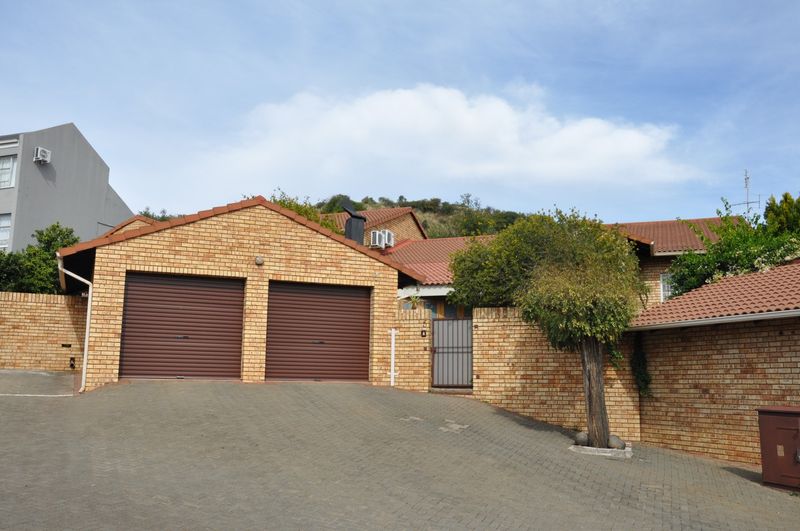 3 Bedroom Townhouse For Sale in Baysvalley