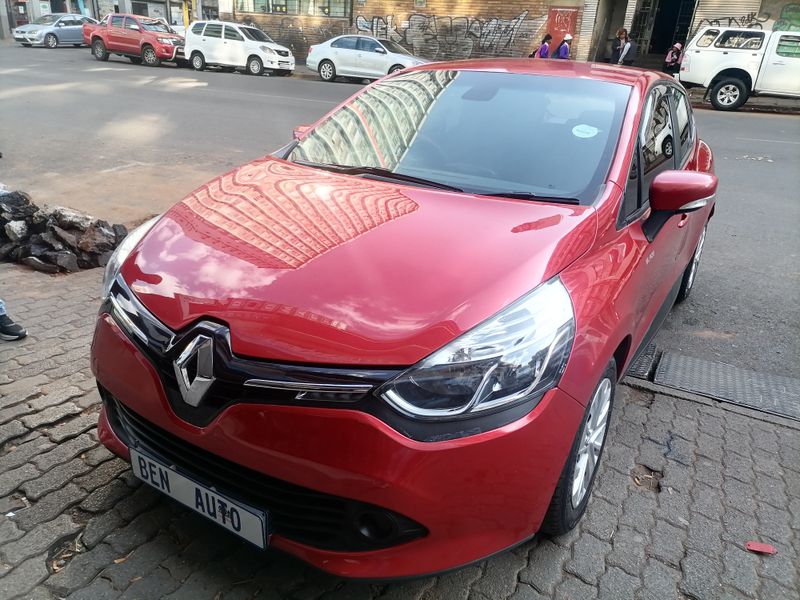 2016 Renault Clio 1.2 16V Authentique 5-Door, MAROON  with 76000km available now!