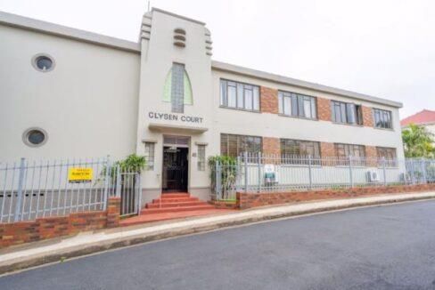 CLYSEN COURT SPACIOUS 2 BED APARTMENT SITUATED ON ESSENWOOD RD - R1290000