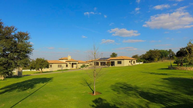 Secure Estate living on a 2.5Ha Farm, 8 bedrooms, 7.5 bathrooms in a 1200m² mansion in Thorny Hil...
