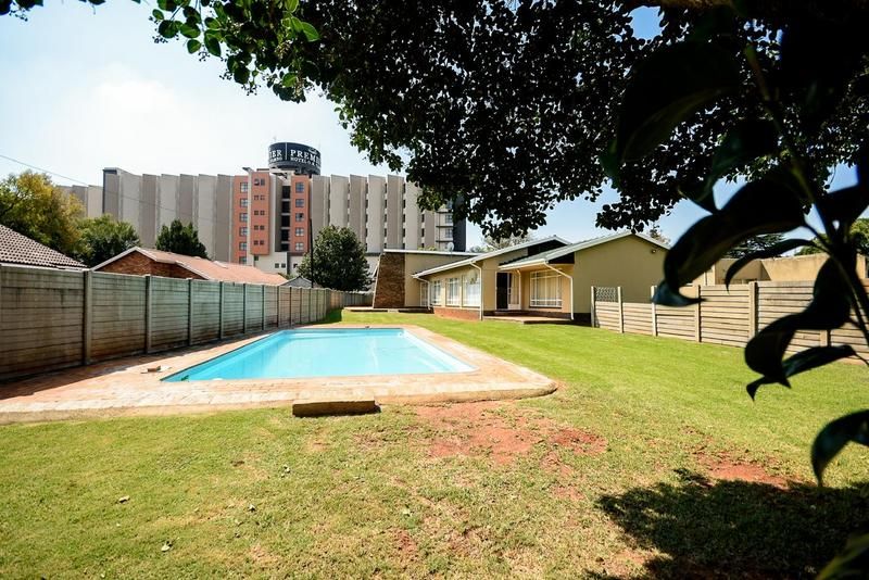 Neat, Clean, Well maintained, Big Property less than 5 minutes from O R Tambo Airport