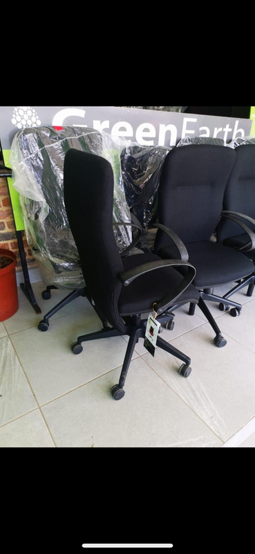 Geo cloud high swivel body forms chairs