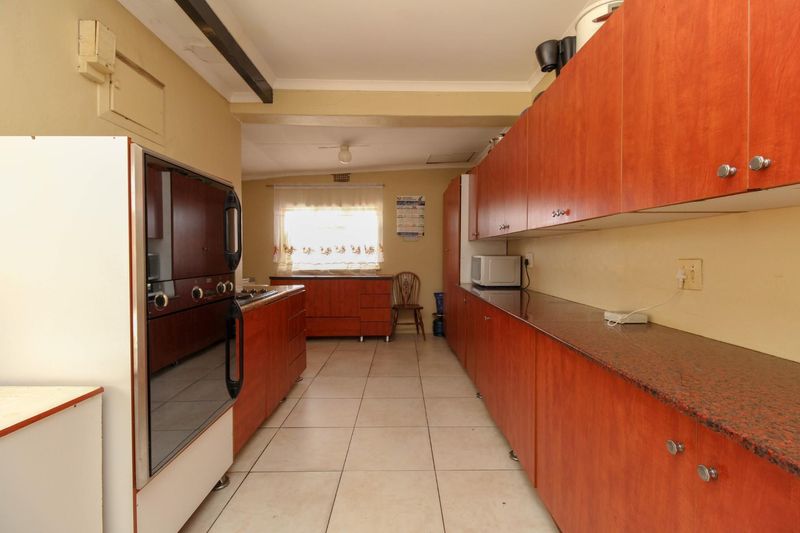 3 BEDROOM HOUSE WITH FLATLET IN BOSMONT FOR ONLY R950 000