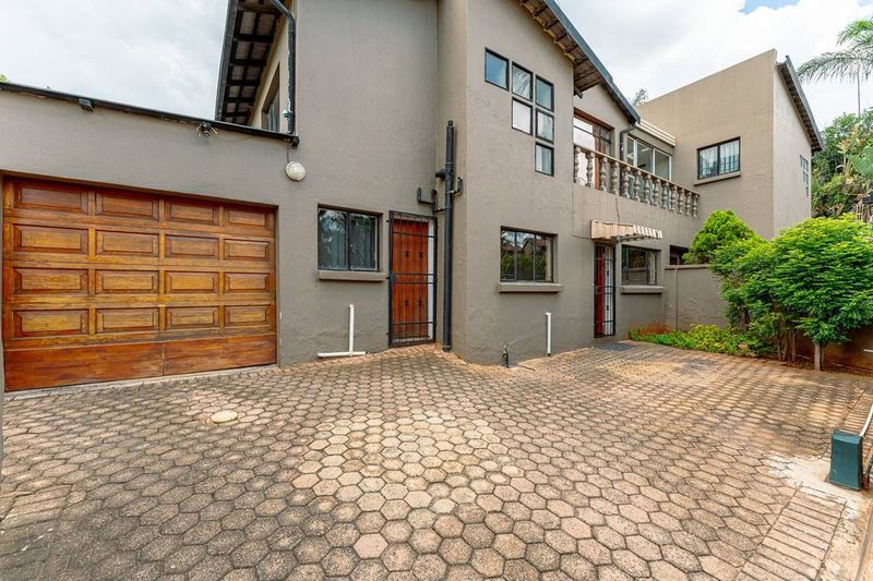 LARGE BEAUTIFUL DOUBLE STOREY FAMILY HOME FOR SALE IN ROODEKRANS