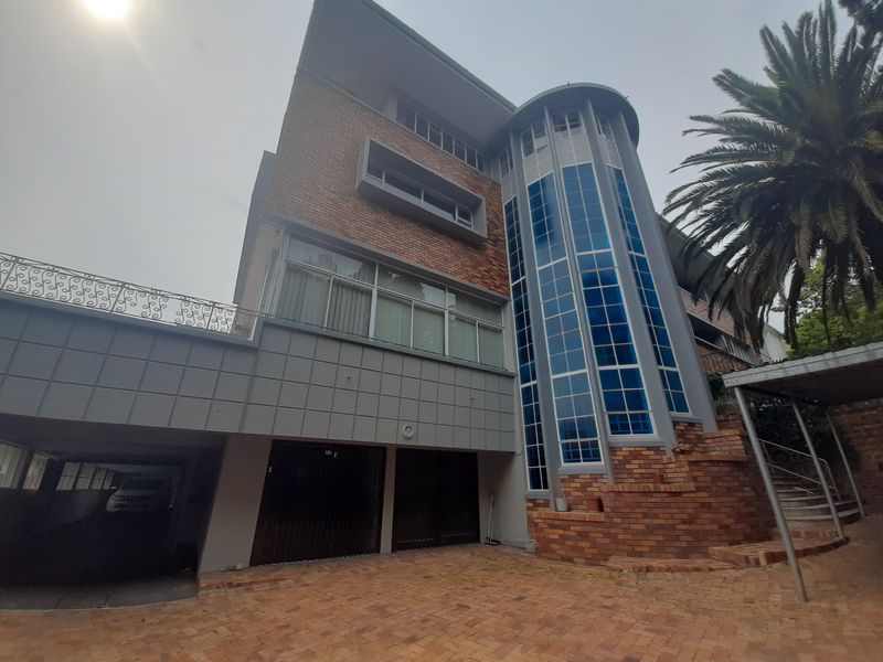 1351m2 Commercial Building For Sale in Sea Point