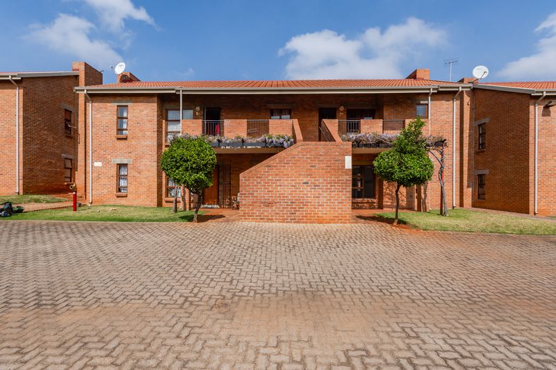 3 bedroom apartment in secure well situated complex
