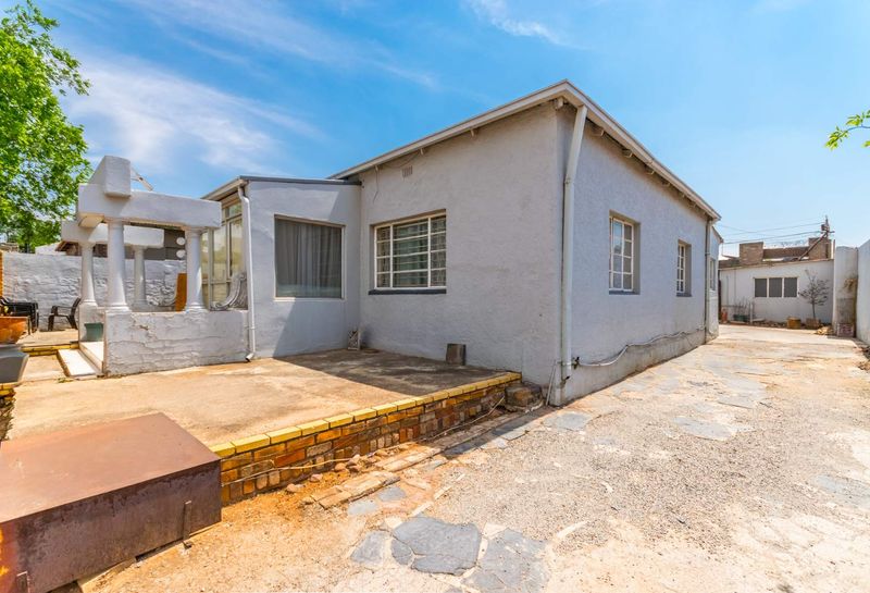 ON AUCTION - NEWLANDS FIXER UPPER 3 BED HOME WITH INCOME PRODUCING COTTAGES