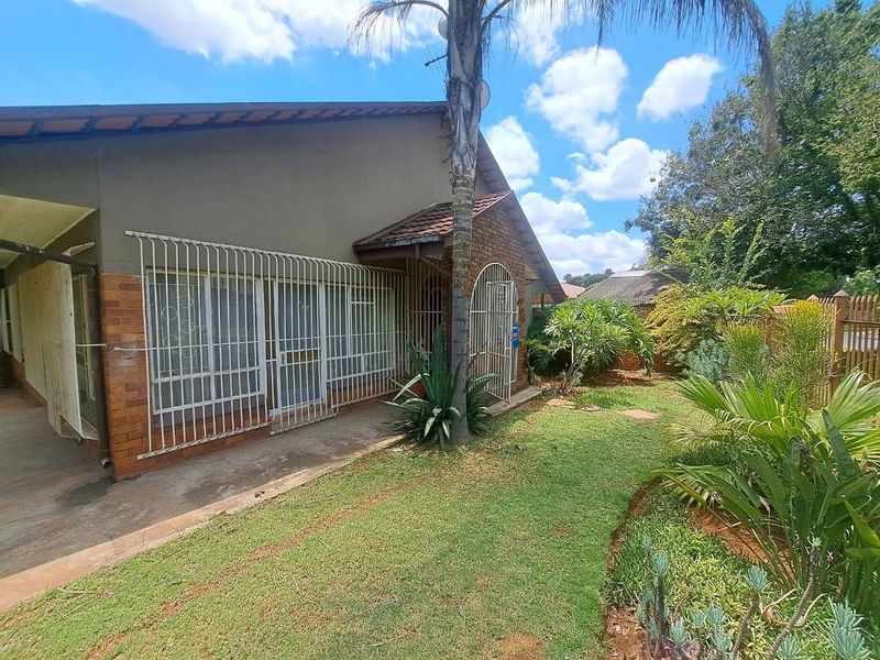 WELL KEPT 4 BEDROOM HOUSE WITH SWIMMINGPOOL IN PRETORIA GARDENS