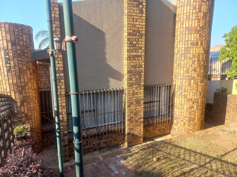 Beautiful and cosy family home in the heart of Laudium!!!