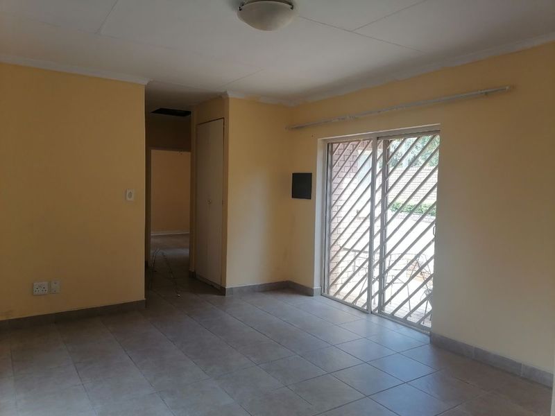 Spacious 1 bedroom and a shared bathroom, kitchen in Silverton, Pretoria