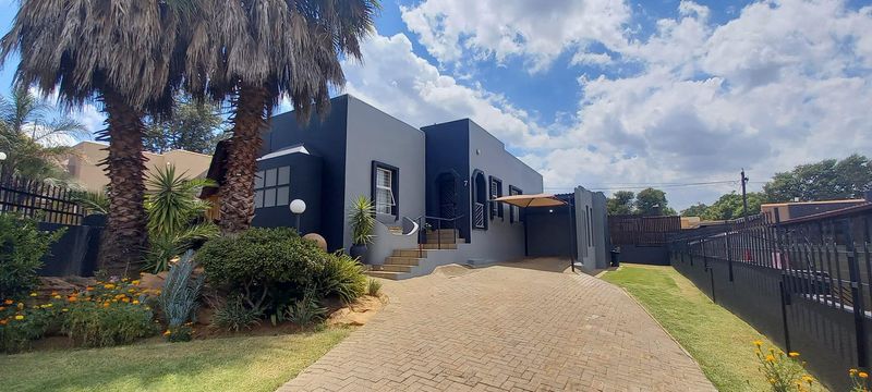 3 BEDROOM TOWNHOUSE FOR SALE IN FOCHVILLE
