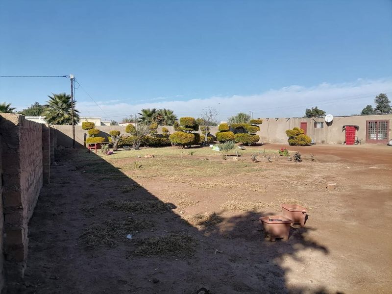 Small business holding with 2 bedroom House for sale in Majaneng Selosetsha for R460 00...