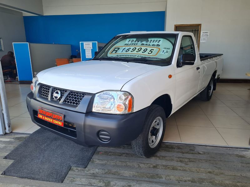 2016 Nissan NP300 HARDBODY 2.0 PETROL IN GOOD CONDITION CALL MALIKA NOW 0625518924