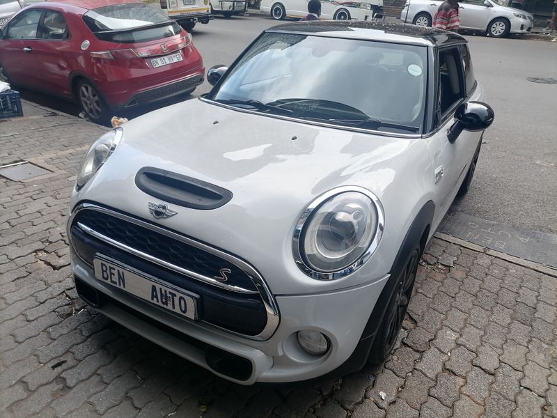 2014 MINI Cooper S Hatch, Silver with 92000km available now!