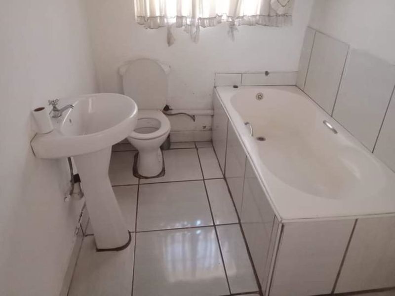 Cash Sales house in Unit 7 Temba-R275 000 negotiable