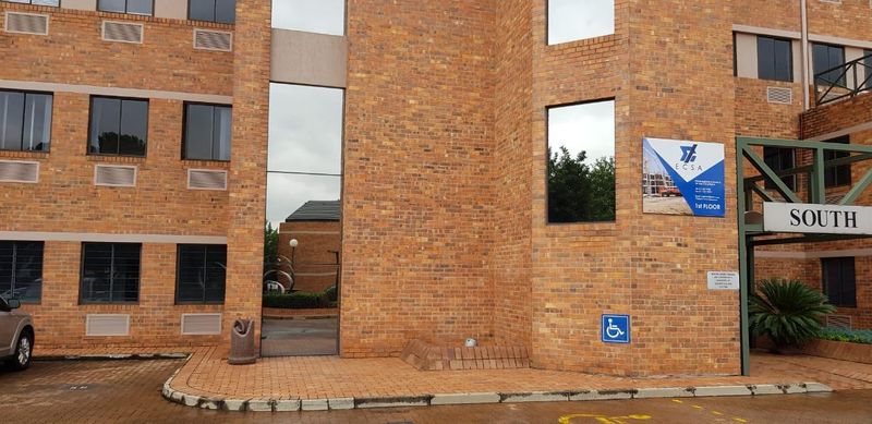 79 m2 OFFICE SPACE AVAILABLE IN SECURE OFFICE PARK!