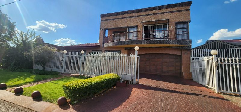 MASSIVE BUNGALOW FOR THE LARGER OR JOINT FAMILIES! SUPER SPACIOUS AND WELL MAINTAINED! LAUDIUM!
