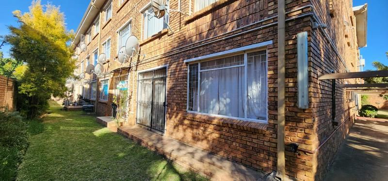 2.5 Bedroom 1-Bathroom Apartment With 2-Open Plan Living Areas And Carport - Pretoria North