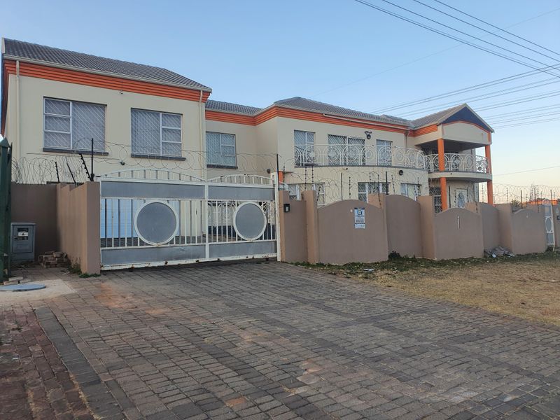 SUPER SPACIOUS 6 BEDROOM HOME FOR SALE IN LAUDIUM EXT 3