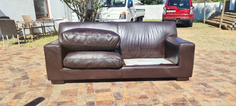 Leather Couch Coricraft 4 Seater Seater oxblood sofa 2,46 m Almost New Condition Contact 0818407199
