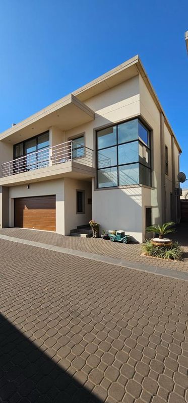 3 Bedroom Townhouse For Sale in Lenasia