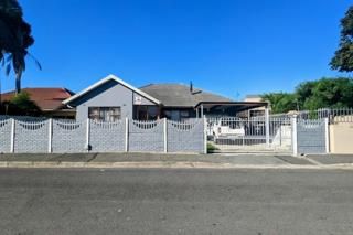 3-bedroom townhouse for sale in Churchill Estate, Parow R1,900,000