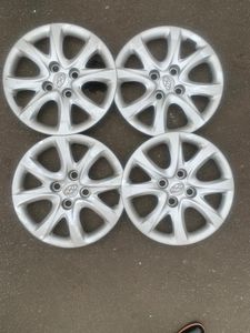 Hyundai wheelcaps- full set - selling at R1000 for the set- not neg