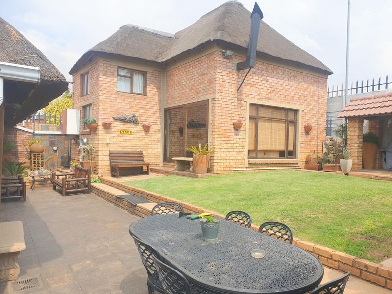 HOUSE FOR SALE IN NEWLANDS, 3 BEDS PLUS FLATLET