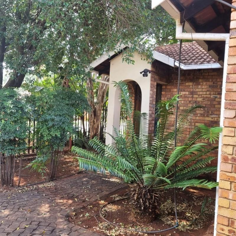 Drastic reduced!!!!!! Neat 3 bedroom house. Double amenities, fenced! Near shops and N4. Urgent!!...