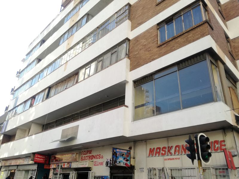 Busy area - shop available immediately in Tulbagh Mansions Hillbrow