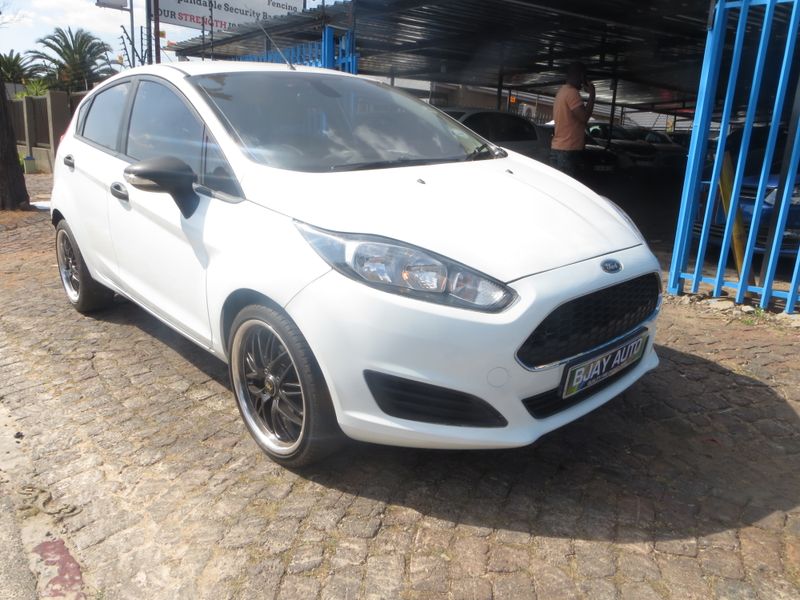 Ford Fiesta 1.4 Ambiente, White with 72000km, for sale!