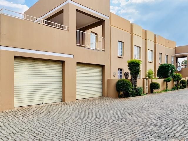3 Bedroom Townhouse in Krugersdorp North For Sale.