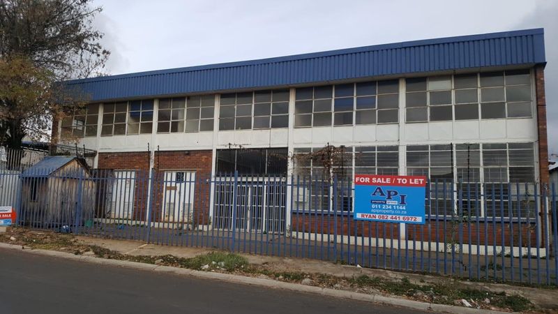 Sapcious warehouse to let or for sale in Isando