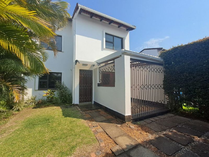 Modern 3 bedroom townhouse to rent in Beacon Bay with double carport
