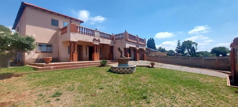 4 BEDROOM DOUBLE-STOREY HOUSE FOR SALE IN LINDHAVEN.