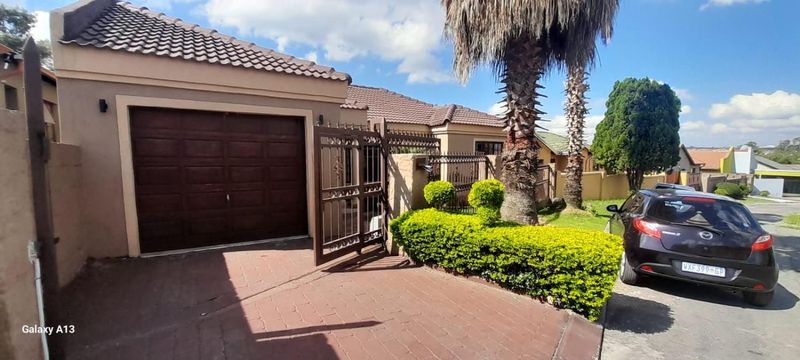 Olievenhoutbosch - 3 bedrooms 2 bathrooms stand alone house available R9500