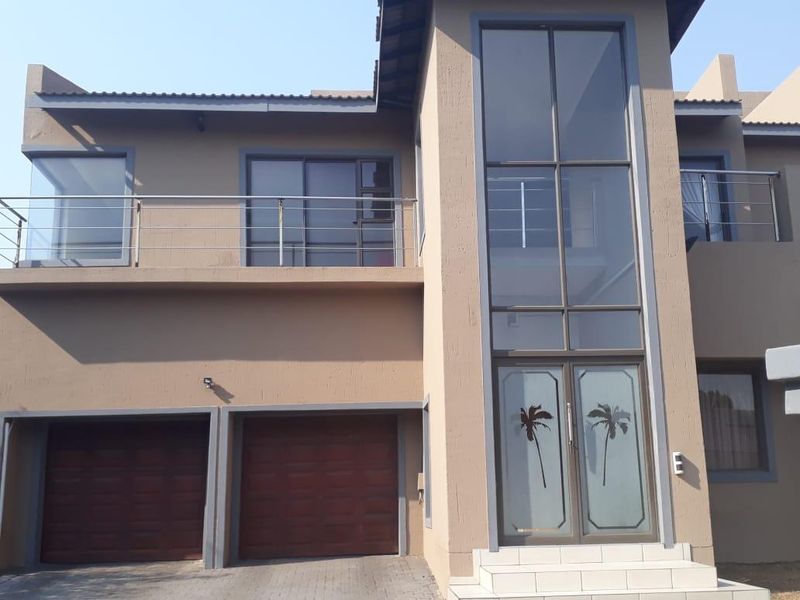 6 Bedroom House For Sale in Three Rivers East