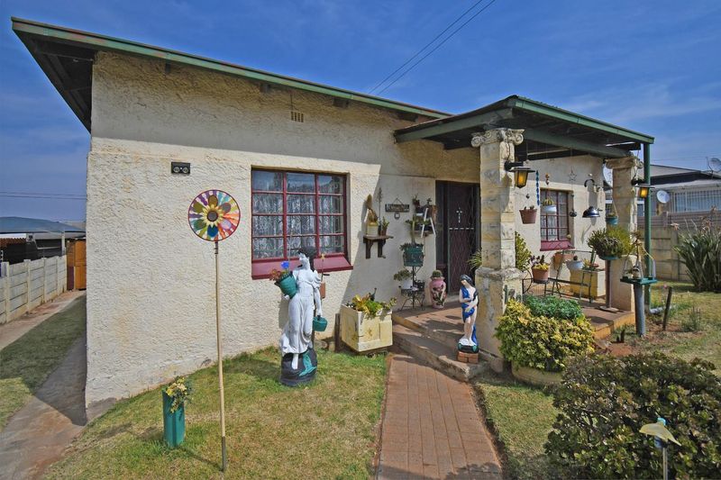 House in Roodepoort North For Sale