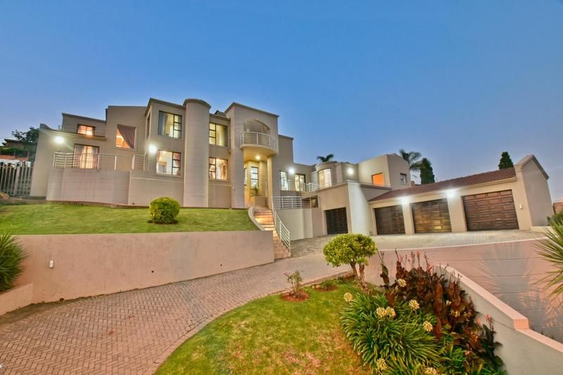 Absolutely phenomenal architectural masterpiece - situated inside a boomed off rd secure stret en...
