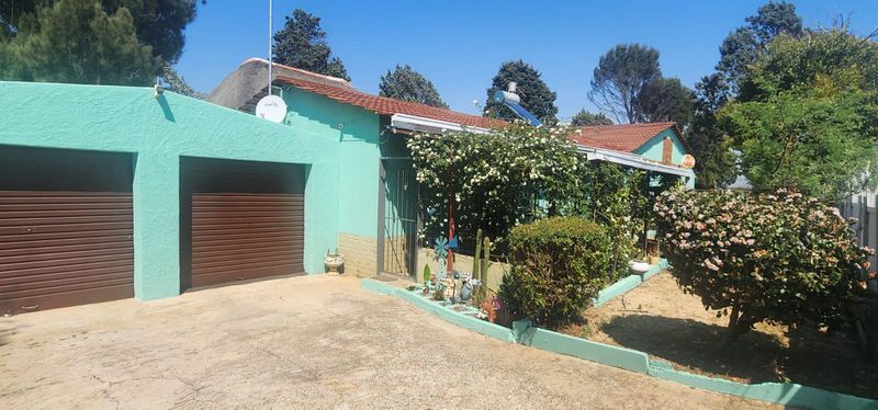 Property with pool and flat for sale in Fochville