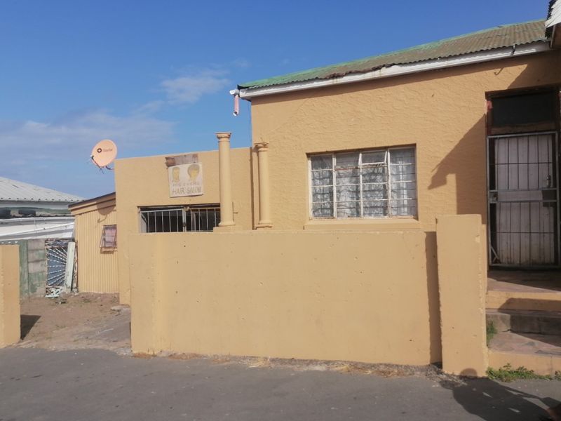 6 Bedroom House For Sale in Southernwood