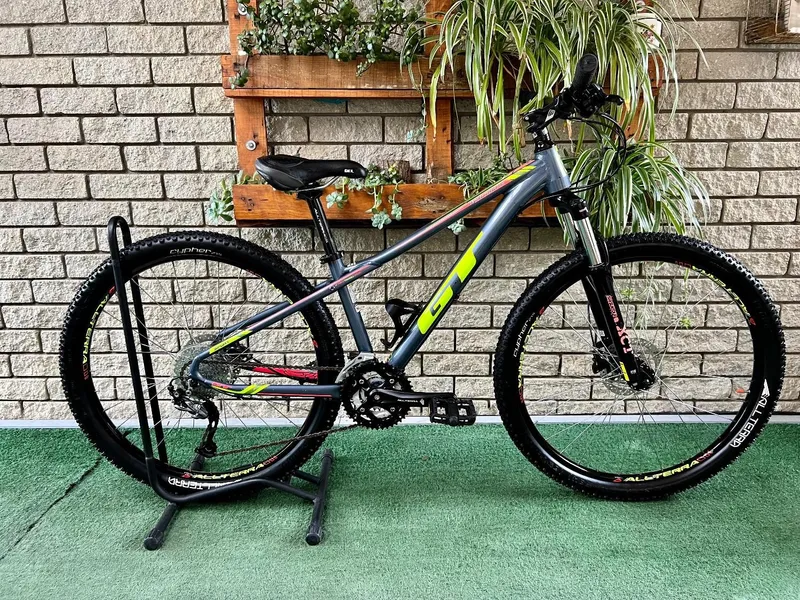 27.5 EXTRA SMALL GT AVALANCHE MTB - HYDRAULIC DISK BRAKES - SHIMANO COMPONENTS - RACE READY