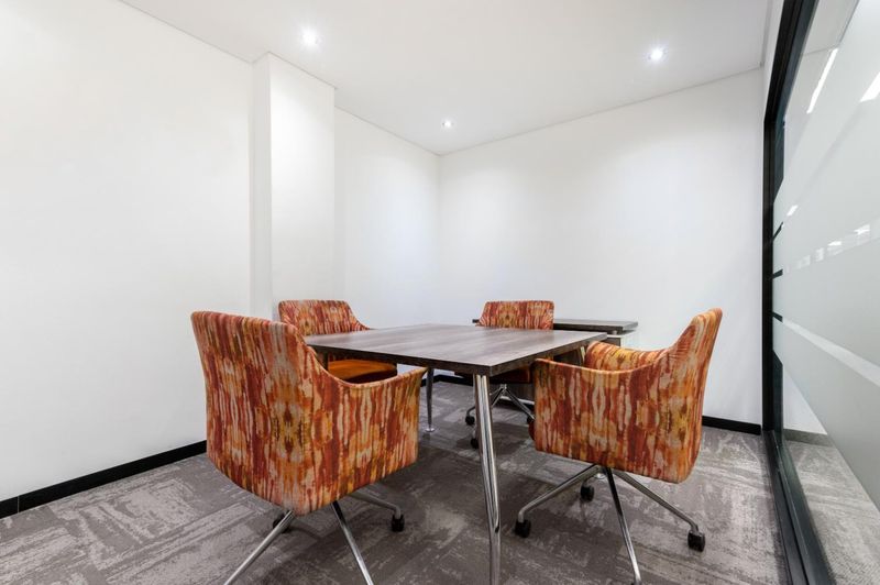 All-inclusive access to professional office space for 4 persons in Regus Uni Park